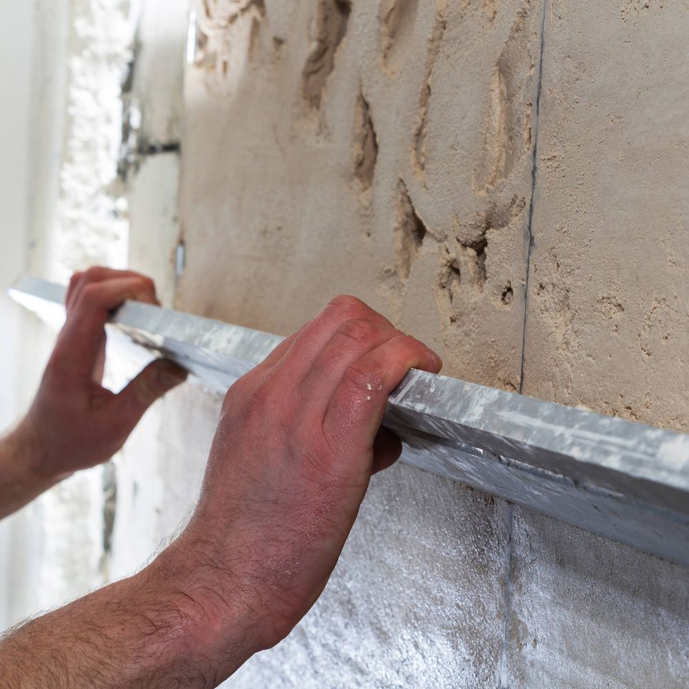 How to plaster a wall with pre-mixed mortar