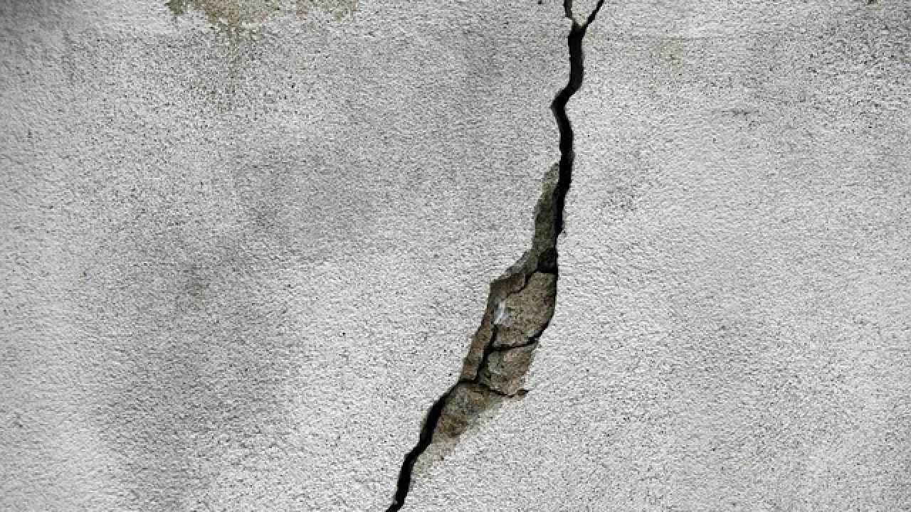 How to repair cracks in walls