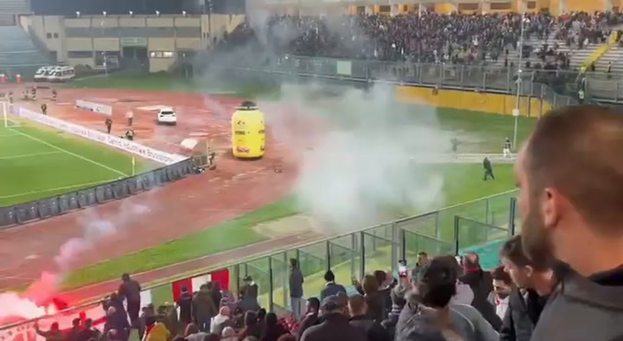 Padua-Catania, full video of the Etna ultras invasion of the pitch and the theft of the banner