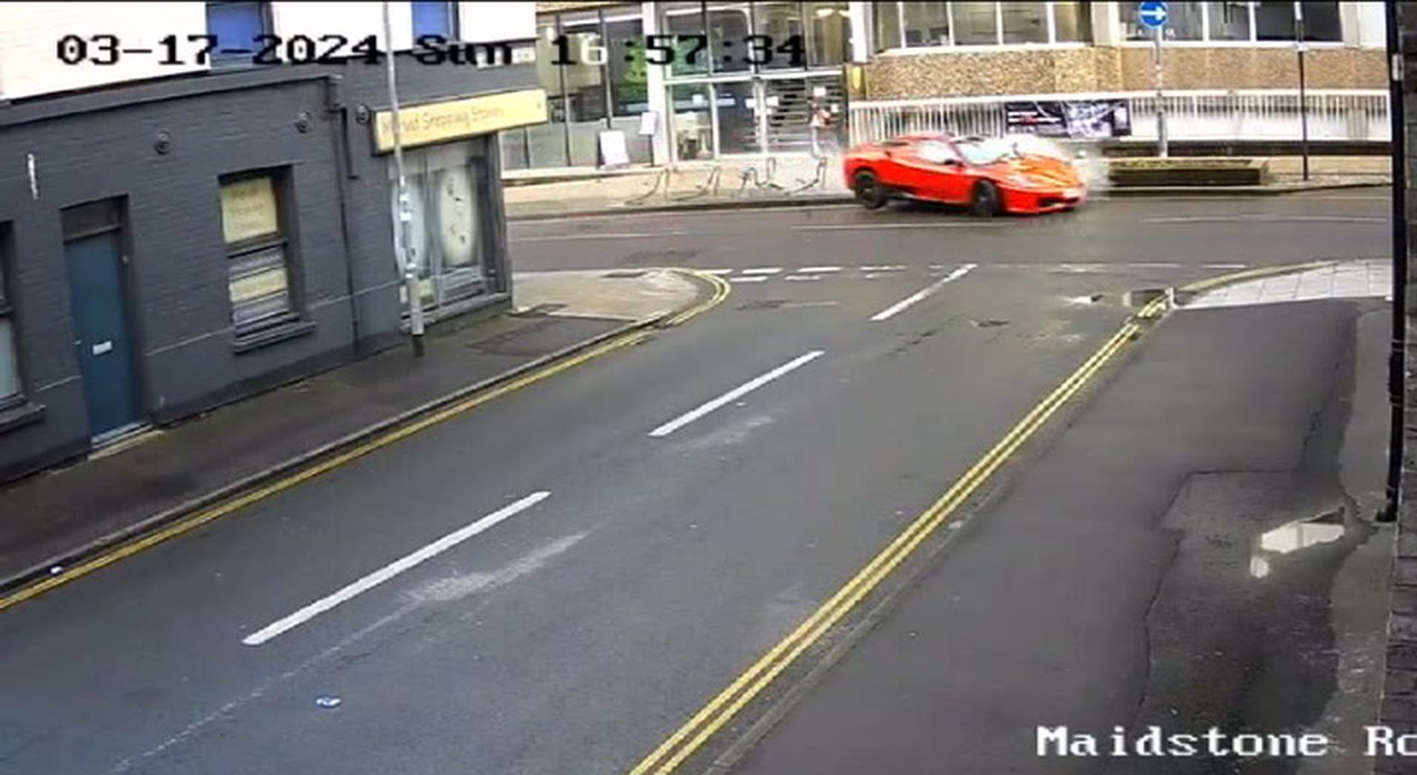 Ferrari, a terrible accident: an uncontrollable fireball in the center of the city crashes into the wheels